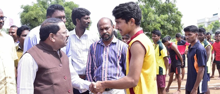 Nannaya University Vice-Chancellor Prof Murru Mutyala Naidu with Kho Kho players | Rjytimes.com